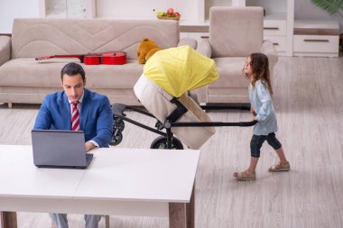 Evde çalışan iki çocuklu boşanmış genç bir baba.