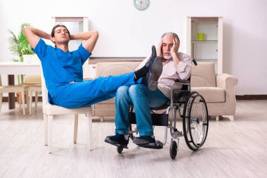 Tekerlekli sandalyedeki yaşlı adam ve genç kötü bakıcı.