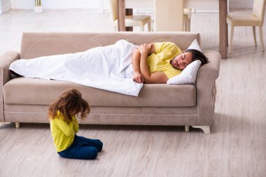 Küçük kız hasta babasına bakıyor.