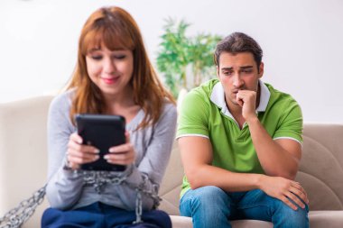 Gadget bağımlılığı konseptinde genç bir çift