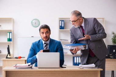 Ofiste çalışan iki erkek arkadaş.