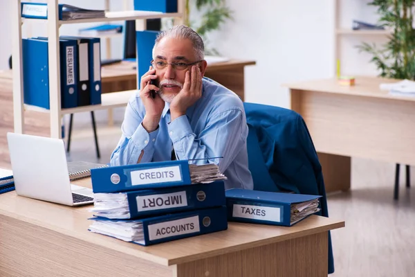 Az idős férfi könyvelő elégedetlen a túlzott munkahelyi munkával — Stock Fotó