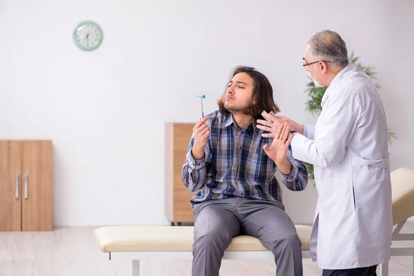 Junge männliche Patientin besucht erfahrenen Neurologen — Stockfoto