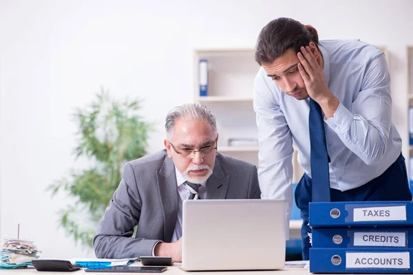 Twee accountants die op kantoor werken — Stockfoto