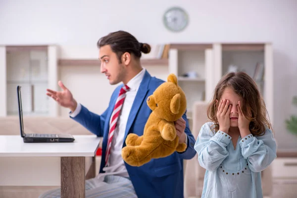 Mädchen belästigt jungen Vater bei Arbeiten aus Haus in Pandemi — Stockfoto