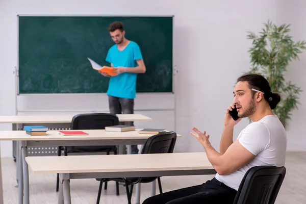 Deux élèves masculins dans le concept de l'intimidation en classe — Photo