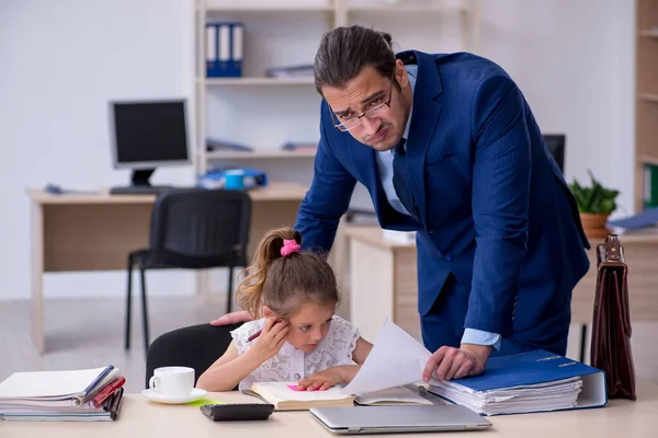 Giovane dipendente maschio e la sua bambina in ufficio — Foto Stock