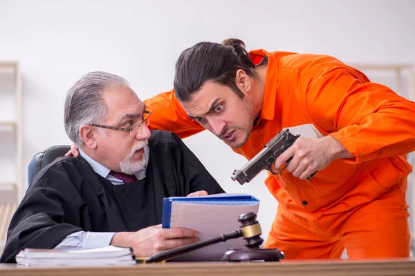 Старый судья встречается с молодым пленником в здании суда — стоковое фото