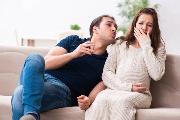 Uomo e donna incinta nel concetto di antifumo — Foto Stock