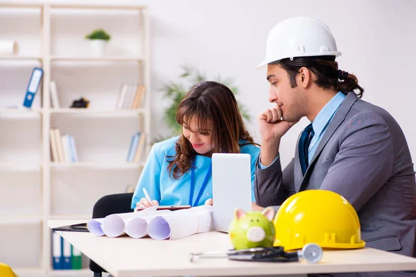 Jovem empresário e médico feminino discutindo proj construção — Fotografia de Stock