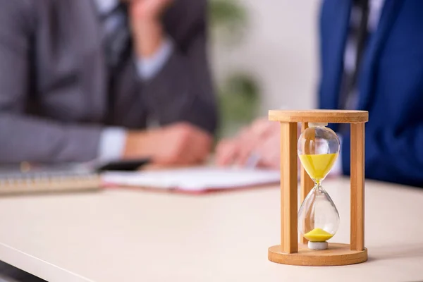 Δύο επιχειρηματίες στην έννοια της διαχείρισης του χρόνου — Φωτογραφία Αρχείου