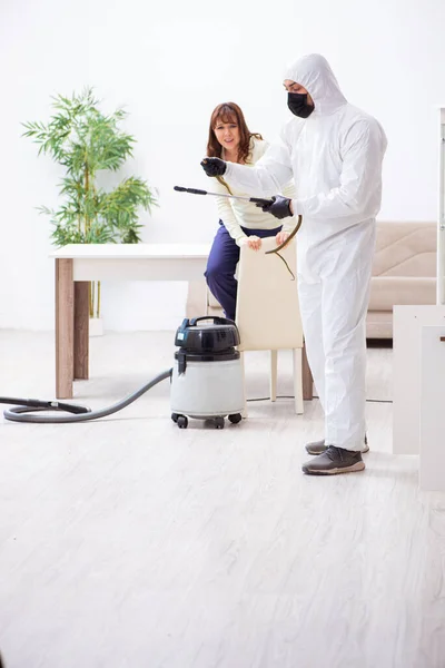 Young male contractor exterminating snakes in the flat — Stock Photo, Image