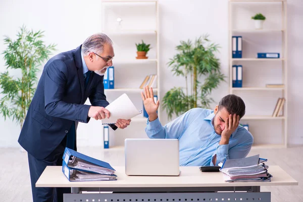 Gamle chefen och hans unga assistent på kontoret — Stockfoto