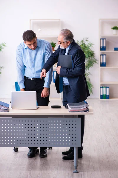 El viejo jefe y su joven asistente en la oficina —  Fotos de Stock