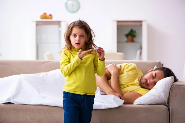 Kleines Mädchen kümmert sich um ihren kranken Vater — Stockfoto