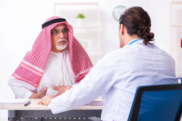 Vecchio arabo maschio visita giovane medico maschio — Foto Stock