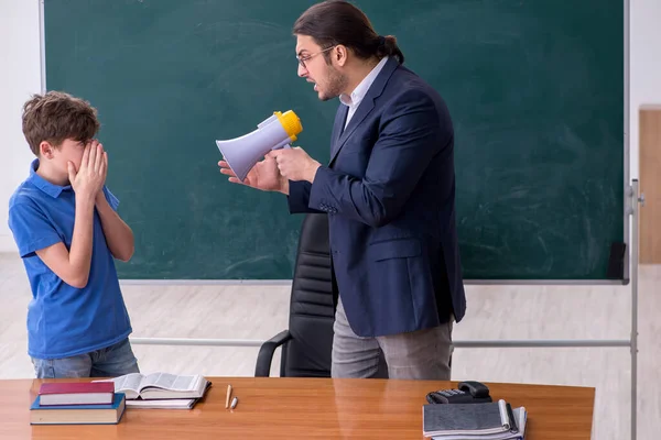 Joven profesor y colegial en el aula —  Fotos de Stock