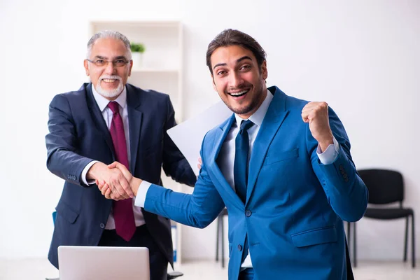 Young male candidate employee meeting with old recruiter — Stock Photo, Image