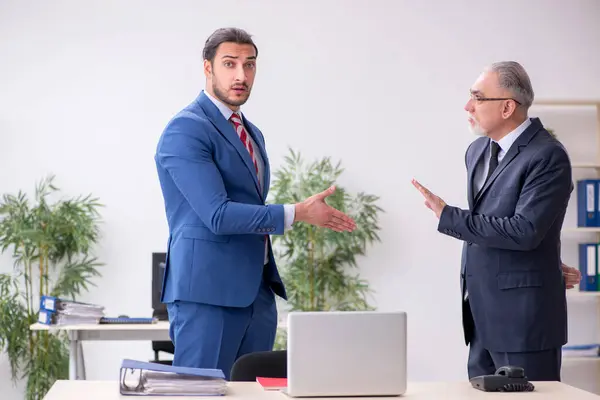 Deux employés sur le lieu de travail pendant la pandémie — Photo