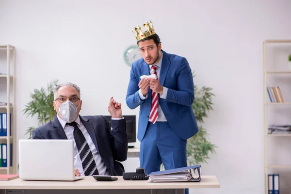 Deux employés sur le lieu de travail pendant la pandémie — Photo