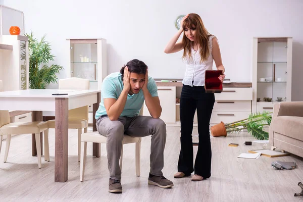 Junges Paar nach Einbruch in Haus von Einbrechern überfallen — Stockfoto