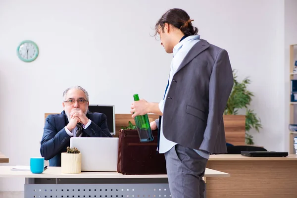 Бывший босс и работник-алкоголик в офисе — стоковое фото