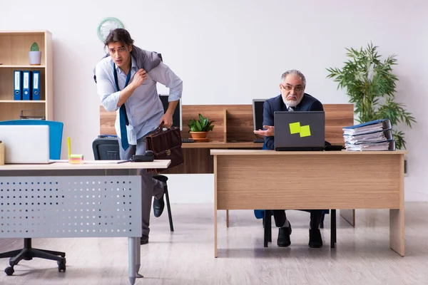 Antiguo jefe y su empleado secretario masculino en la conc gestión del tiempo — Foto de Stock