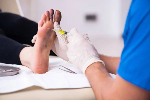 Dedo ferido mulher visitando médico traumatologista masculino — Fotografia de Stock