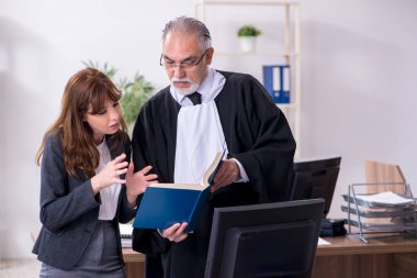 Yaşlı erkek yargıç ve genç sekreteri ofiste.