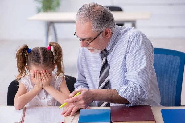 Gamla lärare och skolflicka i skolan — Stockfoto