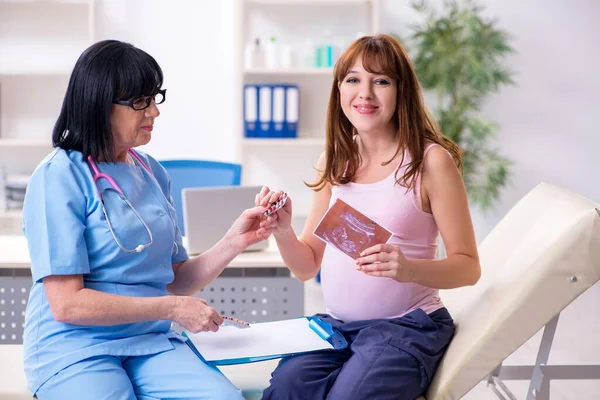 Jeune femme enceinte visite médecin gynécologue expérimenté — Photo