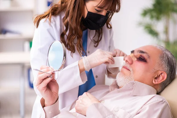 Vecchio visita giovane medico femminile per la chirurgia plastica — Foto Stock