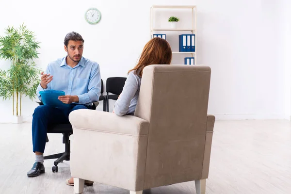 Pregnant woman visiting young male psychologist — Stock Photo, Image