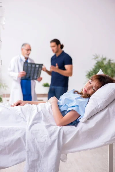 Jonge man bezoekt zieke vrouw in de kliniek — Stockfoto