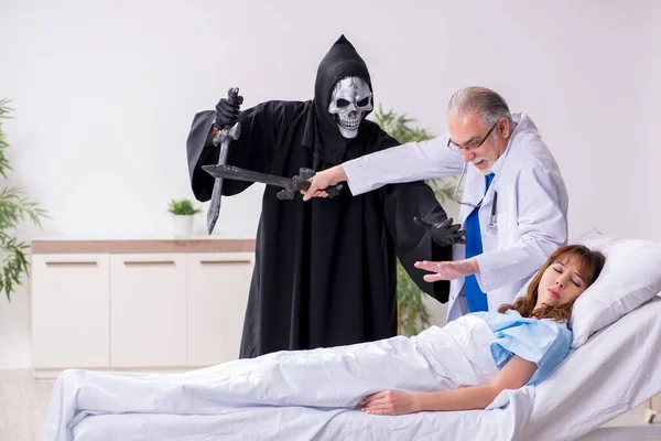 Diavolo, vecchio medico e paziente in clinica — Foto Stock
