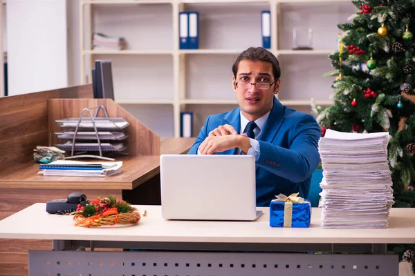 Jonge mannelijke werknemer werkzaam in het kantoor van Chrismas — Stockfoto