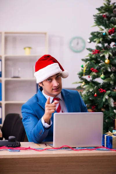 Jeune employé masculin célébrant Noël sur le lieu de travail — Photo