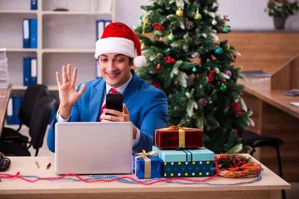 Jovem funcionário do sexo masculino celebrando o Natal no local de trabalho — Fotografia de Stock