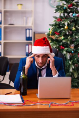 Yılbaşı partisinde ofiste çalışan biri.