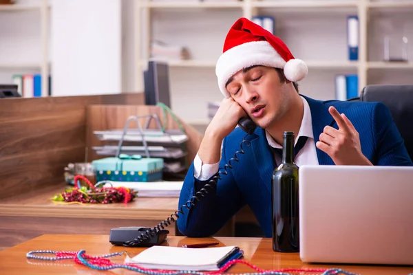 Employé au bureau pendant la fête de Noël — Photo