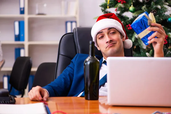 Employee in the office during christmas party — Stock Photo, Image