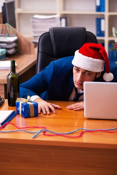 Empregado no escritório durante a festa de Natal — Fotografia de Stock