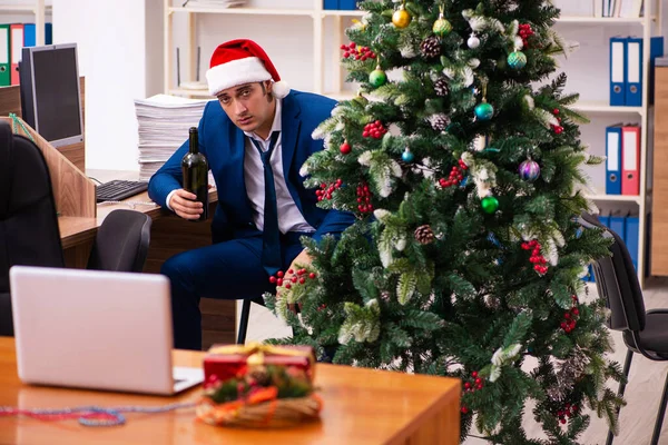 Empregado no escritório durante a festa de Natal — Fotografia de Stock