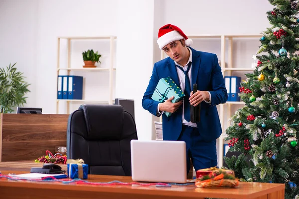 Employé au bureau pendant la fête de Noël — Photo