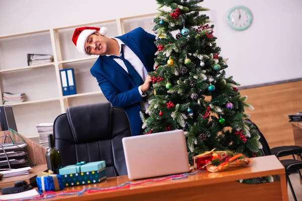 Employé au bureau pendant la fête de Noël — Photo