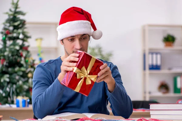 Junge männliche Studenten bereiten sich auf Prüfungen während der Neujahrsfeier vor — Stockfoto