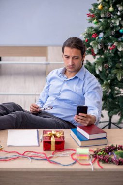 Genç erkek öğretmen okulda yeni yılı kutluyor.