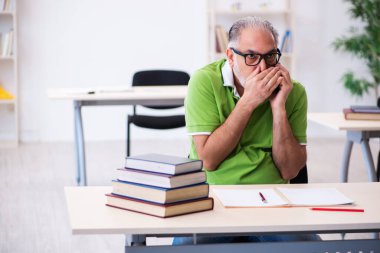 Sınavlara hazırlanan yaşlı bir erkek öğrenci.