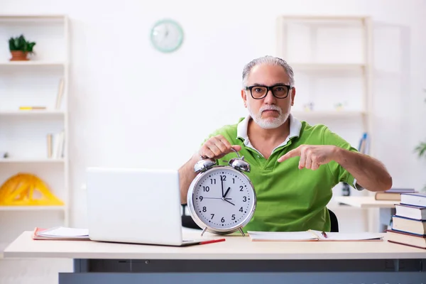 Velho estudante do sexo masculino no conceito de gestão do tempo — Fotografia de Stock