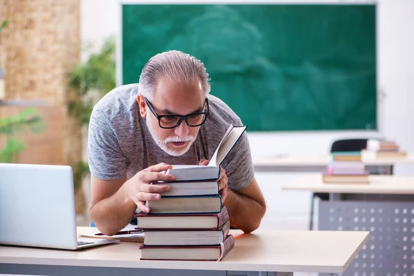 Oude mannelijke student in teleonderwijs — Stockfoto